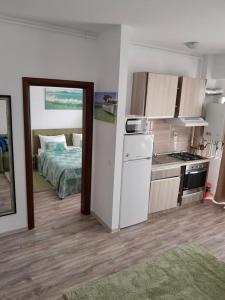 a room with a kitchen and a bedroom with a bed at Belle Sea View Apartment Mamaia in Mamaia