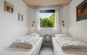 StorvordeにあるAmazing Home In Storvorde With 4 Bedrooms, Sauna And Wifiの窓付きの部屋 ベッド2台