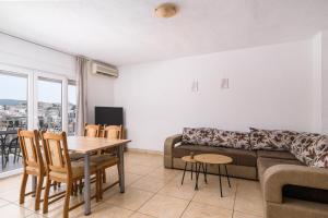 sala de estar con sofá y mesa en Apartment Planikovica en Trogir