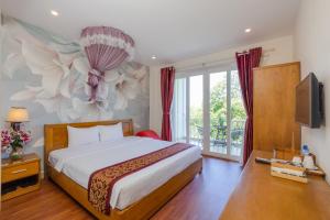 1 dormitorio con 1 cama con pared de flores en T&T Resort And Spa, en Phu Quoc