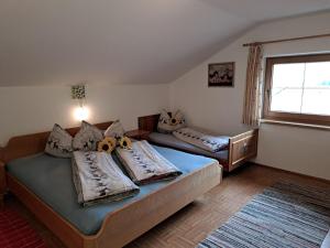齊勒河谷拉姆紹的住宿－Apartment Maiklerhof - MHO787 by Interhome，一间卧室设有两张床和窗户。