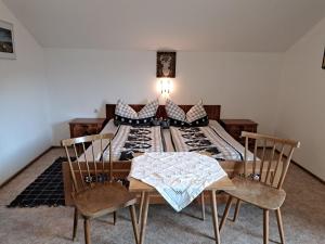 齊勒河谷拉姆紹的住宿－Apartment Maiklerhof - MHO787 by Interhome，一间带桌子和两把椅子的用餐室