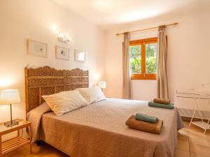 1 dormitorio con cama y ventana en Holiday Home Na Voltora - LAR165 by Interhome en Sa Ràpita