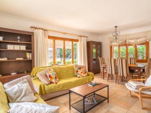 sala de estar con sofá amarillo y mesa en Holiday Home Na Voltora - LAR165 by Interhome en Sa Ràpita