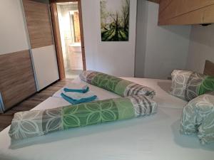 Un pat sau paturi într-o cameră la Apartment Yasmin - MHO159 by Interhome