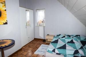 a bedroom with a bed and a table and a window at Ihre Ferienwohnung mitten im Rhein-Main-Gebiet in Niederdorfelden