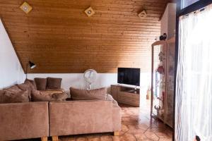 a living room with a couch and a television at Ihre Ferienwohnung mitten im Rhein-Main-Gebiet in Niederdorfelden