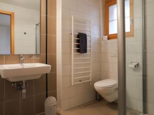 Ett badrum på Apartment La Corniche 2 by Interhome