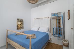 a bedroom with a bed with a blue bedspread at Blue Horizon Syrma in Klima