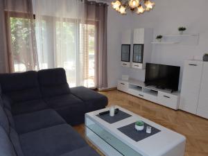 Televízia a/alebo spoločenská miestnosť v ubytovaní Holiday Home Čulina by Interhome
