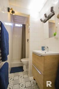 łazienka z umywalką i toaletą w obiekcie Ô Centre- Chaleureux - Fibre - Netflix w mieście Montargis