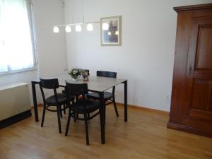 エンゲルベルクにあるApartment Casa Lisabetha by Interhomeのダイニングルーム(黒い椅子、テーブル付)
