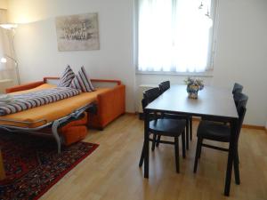 sala de estar con sofá y mesa en Apartment Casa Lisabetha by Interhome, en Engelberg