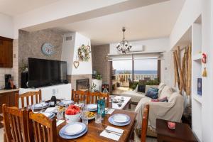 TV a/nebo společenská místnost v ubytování Villa Beach Heaven