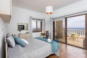 Postel nebo postele na pokoji v ubytování Villa Beach Heaven + 37 fotografií