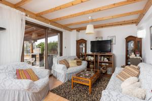 TV a/nebo společenská místnost v ubytování Villa Beach Heaven