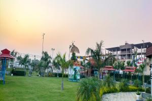 een park met een speeltuin en een park met gebouwen bij Fun N City Water Park , Adventure & Resort , Patna in Nadwān
