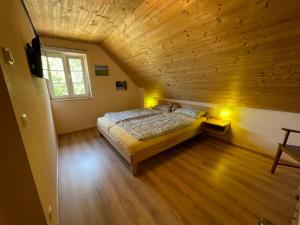 una camera con un letto in una stanza con soffitto in legno di Holiday Home Strelasund by Interhome ad Altefähr