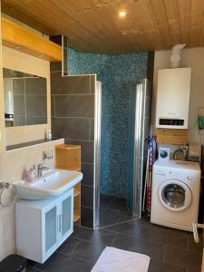 un bagno con lavandino e lavatrice di Holiday Home Strelasund by Interhome ad Altefähr