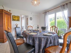 Un comedor con mesa y sillas en Holiday Home Ty Nevez by Interhome, en Sibiril