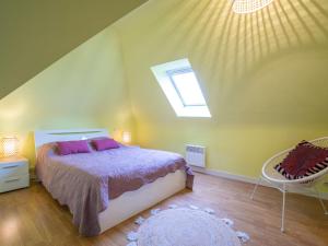 SibirilにあるHoliday Home Ty Nevez by Interhomeのベッドルーム(ベッド1台、天窓付)