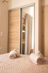 a bedroom with a bed with towels on it at Plakoures Home in Kounoupidhianá