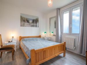 - une chambre avec un lit en bois et une grande fenêtre dans l'établissement Holiday Home Ti an Aod - CED239 by Interhome, à Cléder