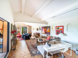 博爾馬斯·萊斯·米默薩斯的住宿－Villa Le Pas de Courtin by Interhome，客厅配有沙发和桌子