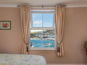 ダートマスにあるHoliday Home Silvia by Interhomeの港の景色を望む窓付きのベッドルーム1室