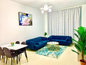 Ruang duduk di Luxurious Private Beach & Pool, fully Furnished 1BR Apartment at Marjan Island Ras al khaimah