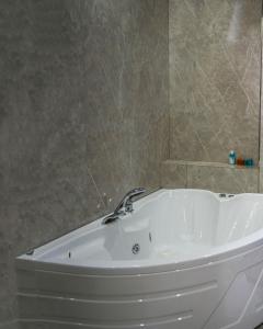 bañera blanca con grifo en el baño en Mayavera Boutique Hotel, en Ardeşen