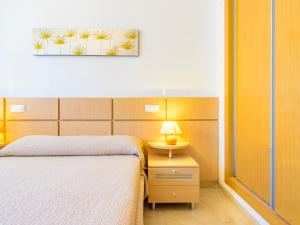 um quarto com duas camas e um candeeiro sobre uma mesa em Apartment Sea View - Jardines del Mar I by Interhome em El Borseral