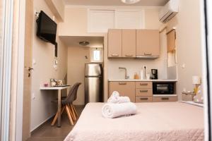 a small kitchen with two white towels on a bed at Plakoures Home in Kounoupidhianá