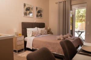 a bedroom with a large bed and a balcony at Plakoures Home in Kounoupidhianá