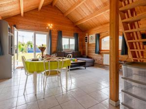 Posezení v ubytování Chalet Le Chamalo by Interhome + 9 fotografií