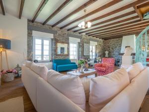 salon z białymi meblami i kamienną ścianą w obiekcie Holiday Home Mon Amour by Interhome w mieście Porspoder