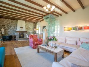 salon z kanapą i stołem w obiekcie Holiday Home Mon Amour by Interhome w mieście Porspoder