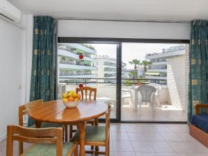 Posedenie v ubytovaní Apartment Riviera Park J 52 by Interhome