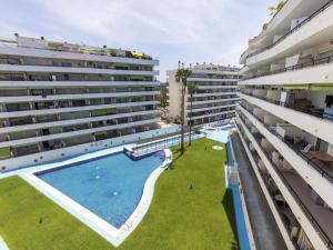 Bazén v ubytování Apartment Riviera Park J 37 by Interhome nebo v jeho okolí