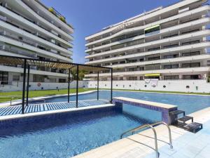Bazén v ubytování Apartment Riviera Park J 37 by Interhome nebo v jeho okolí