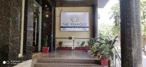 ein Schild für die Marke an der Seite eines Gebäudes in der Unterkunft Hotel The Marque Mathura in Mathura