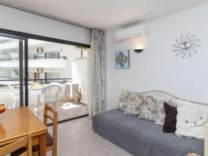 een woonkamer met een bed en een eettafel bij Apartment Riviera Park-4 by Interhome in Salou
