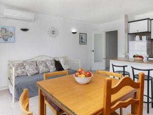 een woonkamer met een tafel met een fruitschaal erop bij Apartment Riviera Park-4 by Interhome in Salou