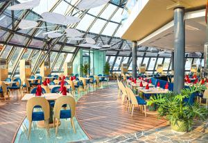 - Zona de comedor con mesas y sillas en un edificio en Đầu Rồng Resort, 