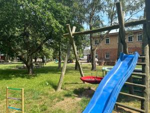une aire de jeux avec un toboggan bleu dans un parc dans l'établissement Ferienwohnung Baabe, à Altefähr 16 autres photos