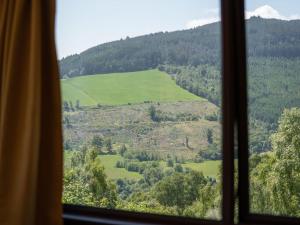 uma vista de um campo a partir de uma janela em Holiday Home Achmony Type 2-2 by Interhome em Drumnadrochit