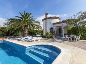 Bazén v ubytování Villa Villa Barcelona by Interhome nebo v jeho okolí