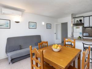uma sala de estar com uma mesa com uma taça de fruta em Apartment Riviera Park-7 by Interhome em Salou