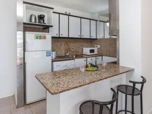 Kuchyň nebo kuchyňský kout v ubytování Apartment Riviera Park J 57 by Interhome