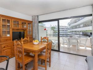uma sala de jantar com uma mesa e uma televisão em Apartment Riviera Park-7 by Interhome em Salou